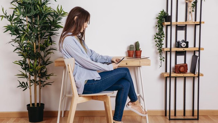 7 Ciri Kepribadian Orang yang Menggoyangkan Kaki saat Duduk Menurut Penelitian