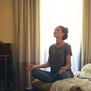 5 Ciri Kepribadian Orang yang Tidak Cek Notifikasi HP di Pagi Hari