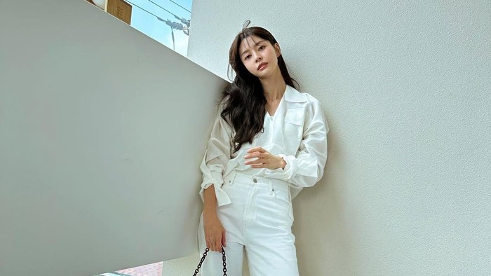 Get The Look: Tampil Chic dengan All-White Style ala Kwon Na Ra