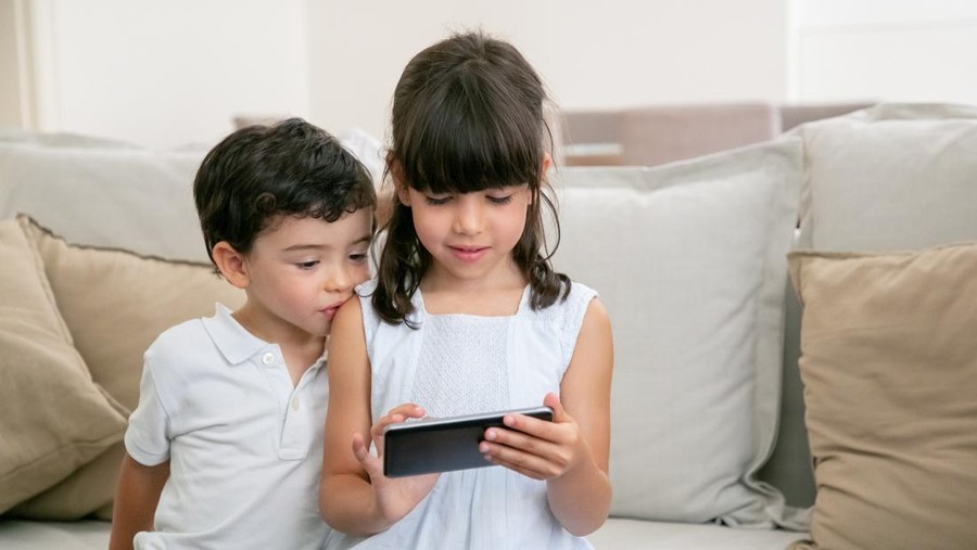 Ilustrasi anak kecil main ponsel&comma; hp&comma; anak kecanduan main game