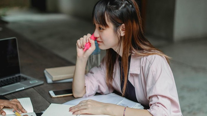 5 Zodiak yang Paling Suka Belajar dan Haus Pengetahuan