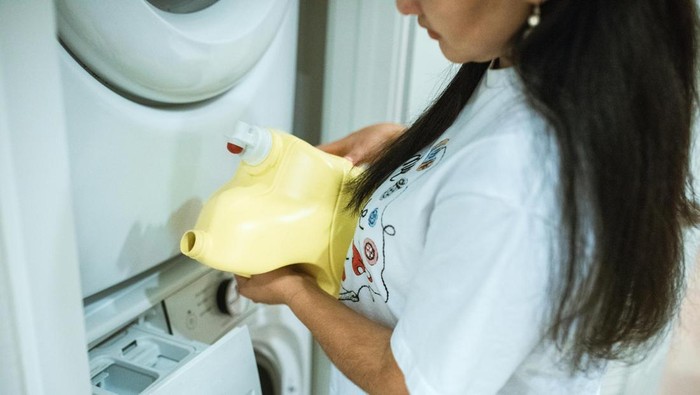 Terlalu banyak menuangkan deterjen akan meninggalkan residu