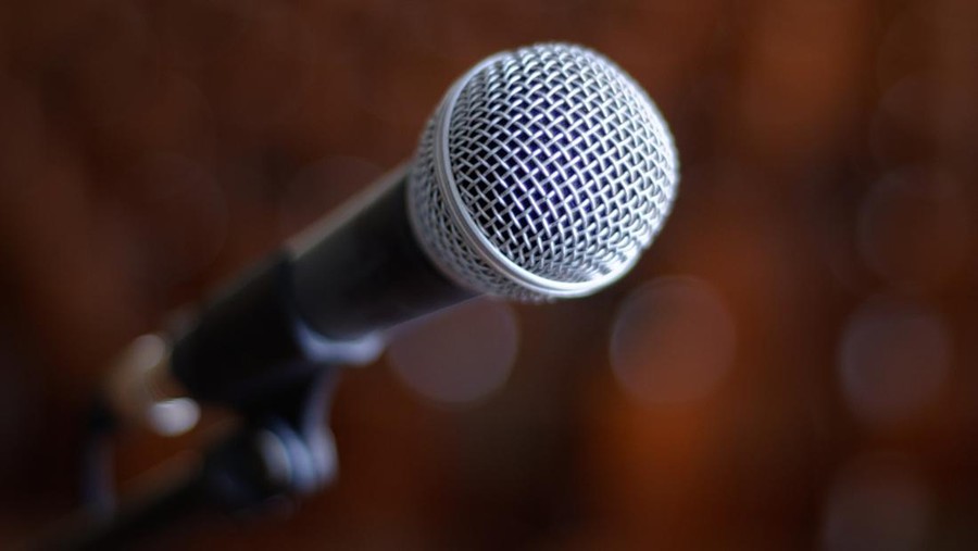Ilustrasi mikrofon&comma;