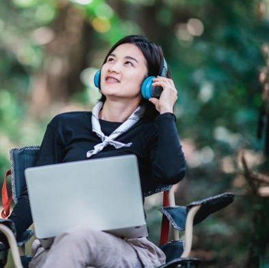 9 Ciri Kepribadian Orang yang Tidak Bisa Bekerja Tanpa Musik