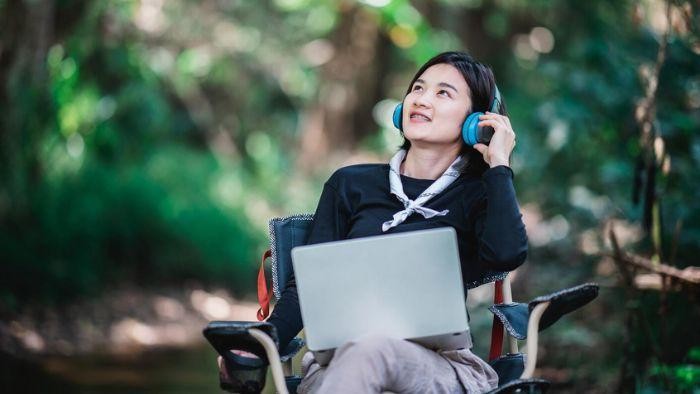 9 Ciri Kepribadian Orang yang Tidak Bisa Bekerja Tanpa Musik