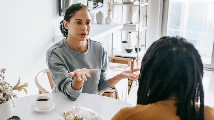 Orang cerdas mengakui kelemahan. Mereka nggak mau menutupi diri kalau dia tidak tahu akan sesuatu