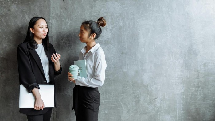 Orang cerdas suka mendengarkan. Mereka adalah pendengar yang baik karena menyimak dengan saksama.