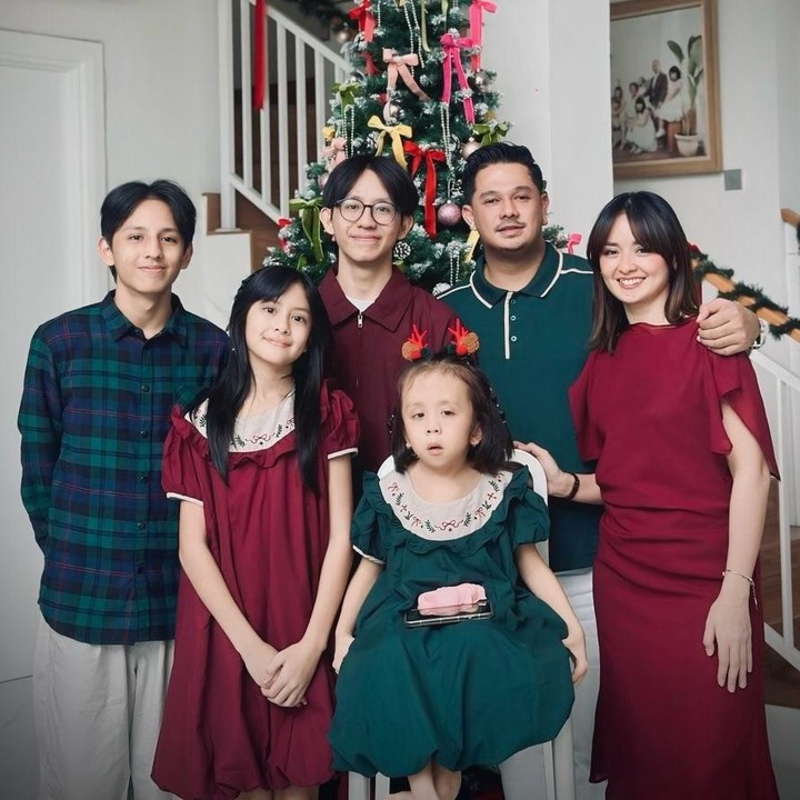 <p>Joanna Alexandra pertama kali go public hubungannya dengan Immanuel Christover pada pertengahan tahun 2025. Setelah itu, keduanya sering membagikan momen kebersamaan di media sosial. Immanuel Christover diketahui juga sudah dekat dengan empat anak Joanna dari pernikahan dengan mendiang Raditya Oloan. Pada Perayaan Natal 2025 lalu, Joanna mem-<em>posting</em> foto keluarganya bersama Immanuel. (Foto: Instagram @the.eastman/ @joannaalexandra)</p>