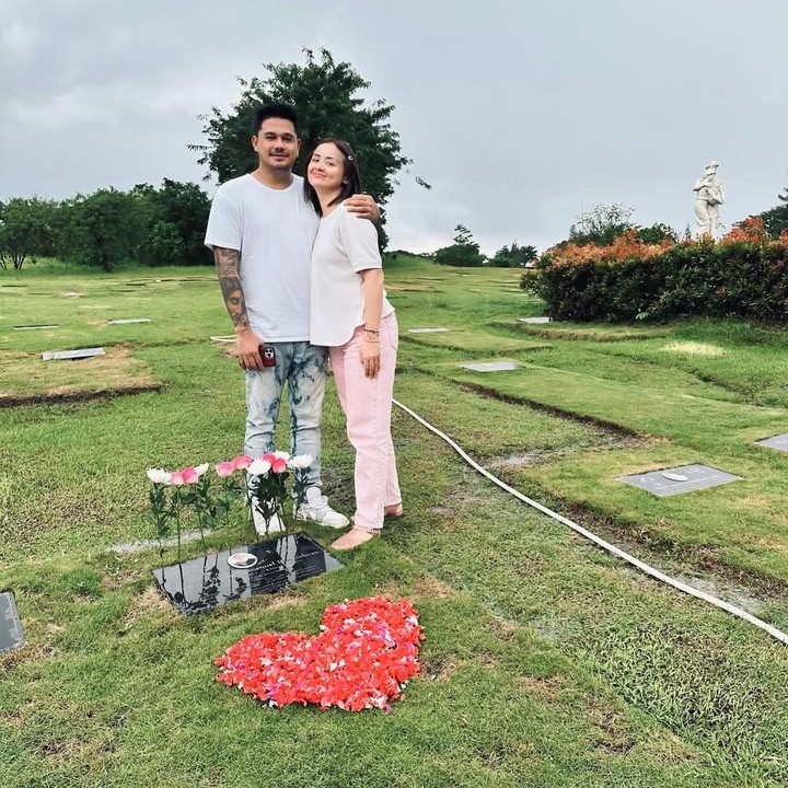 <p>Artis Joanna Alexandra diketahui sudah resmi bertunangan dengan kekasihnya Immanuel Christover pada awal tahun 2026. Sebelum melangkah ke jenjang pernikahan, Joanna mengajak tunangannya itu ke makam sang suami Raditya Oloan. Perlu diketahui, Raditya Oloan adalah suami Joanna yang meninggal dunia pada 6 Mei 2021. (Foto: Instagram @the.eastman/ @joannaalexandra)</p>