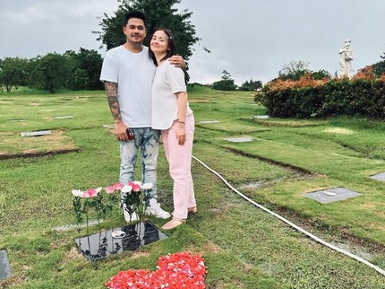 Momen Joanna Alexandra Ajak Calon Suami Kunjungi Makam Raditya Oloan: Kamu Tak Tergantikan