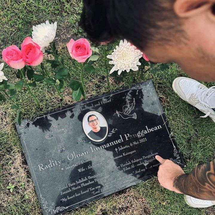 <p>Dalam postingan ini, Immanuel Christover mengatakan bahwa Joanna dan keempat anaknya akan terus mencintai Raditya Oloan. Ia juga secara tersirat mengungkap janjinya untuk istri dan anak-anak Raditya yang telah dititipkan Tuhan kepadanya. "Istri dan anak-anakmu tidak akan pernah berhenti mencintaimu. Mereka sangat mencintaimu, dan cinta itu tidak akan pernah pudar. Aku bukanlah siapa-siapa untuk melanjutkan warisanmu, karena warisanmu akan selalu menjadi milikmu. Aku hanya menjalani apa yang Tuhan percayakan kepadaku, berjalan sesuai tujuan-Nya, menjalani hidup yang telah Dia gariskan untuk aku jalani," katanya. (Foto: Instagram @the.eastman/ @joannaalexandra)</p>