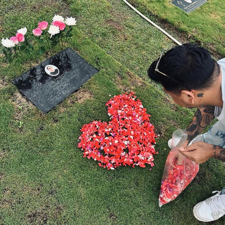 <p>Melalui unggahan di Instagram, Immanuel Christover membagikan momen saat mengunjungi makam Raditya Oloan. Dalam satu foto tampak Immanuel meletakkan bunga di atas makam Raditya Oloan dan merangkainya menjadi bentuk 'hati'. Pria yang berprosesi sebagai pengusaha ini juga menuliskan pesan penuh makna dalam unggahannya. "Mungkin aku belum pernah bertemu langsung denganmu, tapi aku sudah mendengar kisahmu. Aku di sini untuk menghormatimu dan menunjukkan rasa hormatku yang terdalam atas semua yang telah kau lakukan. Kamu tidak akan pernah TERGANTIKAN, dan tidak akan pernah TERLUPAKAN. <em>You will always live in our hearts forever</em>. Kita akan terus hidup berdampingan," tulisnya. (Foto: Instagram @the.eastman/ @joannaalexandra)</p>