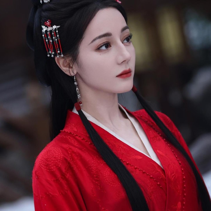 <p>Kecantikan&nbsp;Dilraba Dilmurat yang paripurna terpancar dalam beberapa potongan adegan drama China&nbsp;<em>Love Beyond The Grave</em> yang telah dirilis. Dalam potret tersebut, Dilraba tampil begitu karismatik dengan balutan Hanfu merah menyala yang menambah kesan anggun dan memikat. (Foto: Instagram @official.wetv)</p>