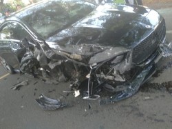 Tabrakan Mercy Vs Xpander hingga Ringsek di Serpong, 1 Orang Terluka