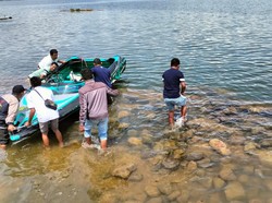 Perahu Wisata di Danau Kerinci Tabrak Karang, Satu Penumpang Luka