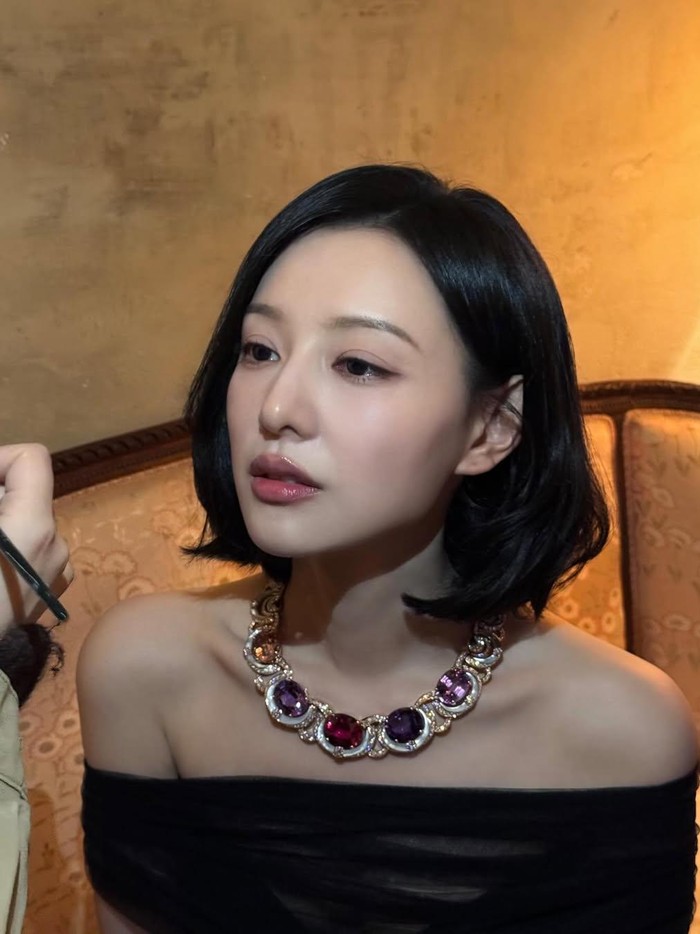 Kim Ji Won tampil cantik dengan rambut pendek saat menghadiri acara Bvlgari beberapa waktu lalu