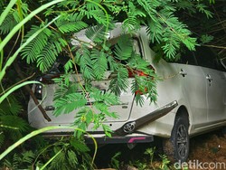 Mobil Terjun ke Jurang 10 Meter di Sukabumi, Ibu dan Bayi Selamat