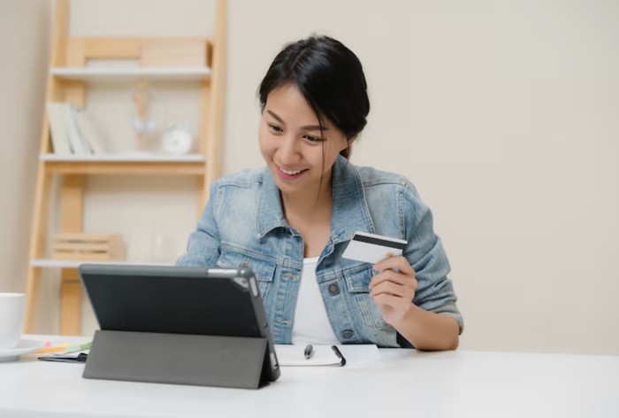 Lakukan penyesuaian alokasi dana secara berkala dengan rutin mengevaluasi./ Foto: Freepik.com/tirachardz