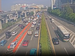 Lalin Tol Dalam Kota Padat di Senin Pertama Usai Libur Lebaran