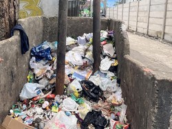 Heboh Bayi Laki-laki Ditemukan Tergeletak di Bak Sampah Palembang