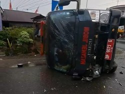 Ambulans Bawa Jenazah Terguling di Luwu gegara Hindari Pemotor