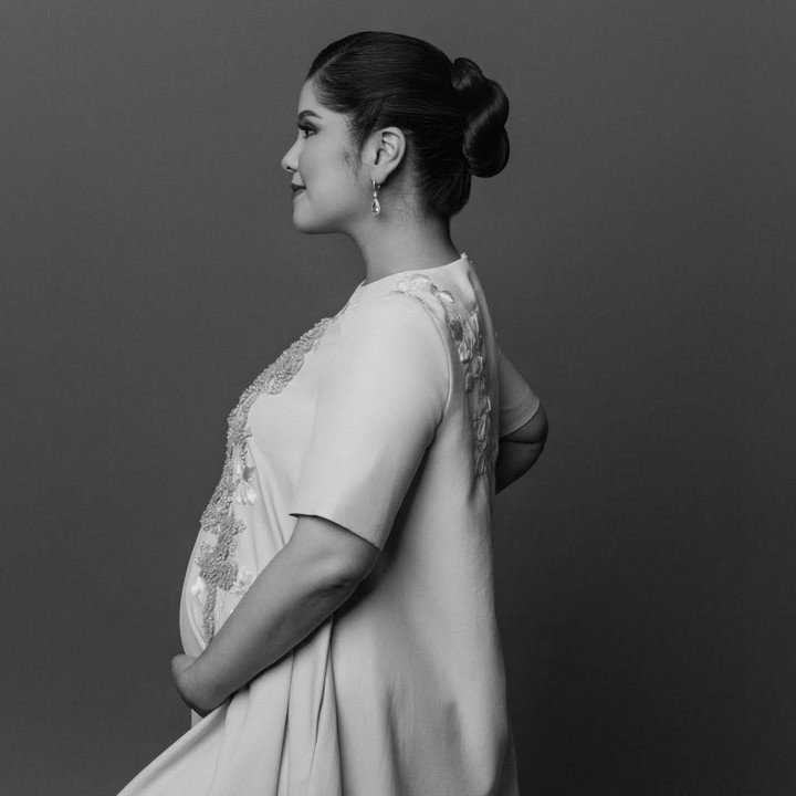 <p>Dalam unggahan <em>maternity shoot</em> ini, Annisa mengungkap rasa syukur dan bahagia terkait kehamilan keduanya. Perempuan 44 tahun ini tampaknya sudah tak sabar menyambut kehadiran anak kedua yang telah lama dinanti. "<em>MasyaAllah Tabarakallahu. One step Closer,</em>" tulisnya di caption unggahan. (Foto: Instagram @annisayudhoyono)</p>