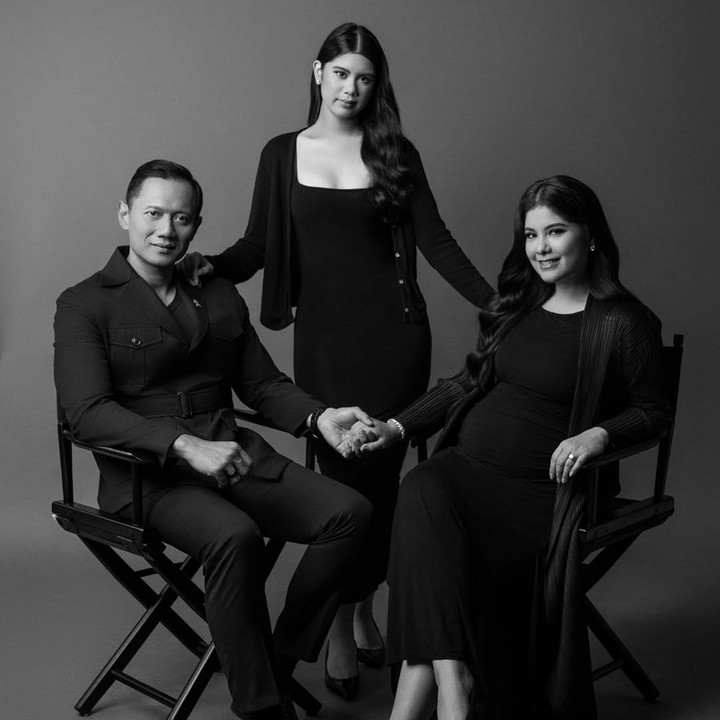 <p>Di foto lainnya, Annisa membagikan momen spesial bersama sang suami Agus Harimurti Yudhoyono dan putrinya Almira Tunggadewi Yudhoyono. Ketiganya kompak mengenakan baju bernuansa warna gelap, di mana Annisa tetap fokus memamerkan<em> baby bump</em> kehamilan keduanya. (Foto: Instagram @annisayudhoyono)</p>