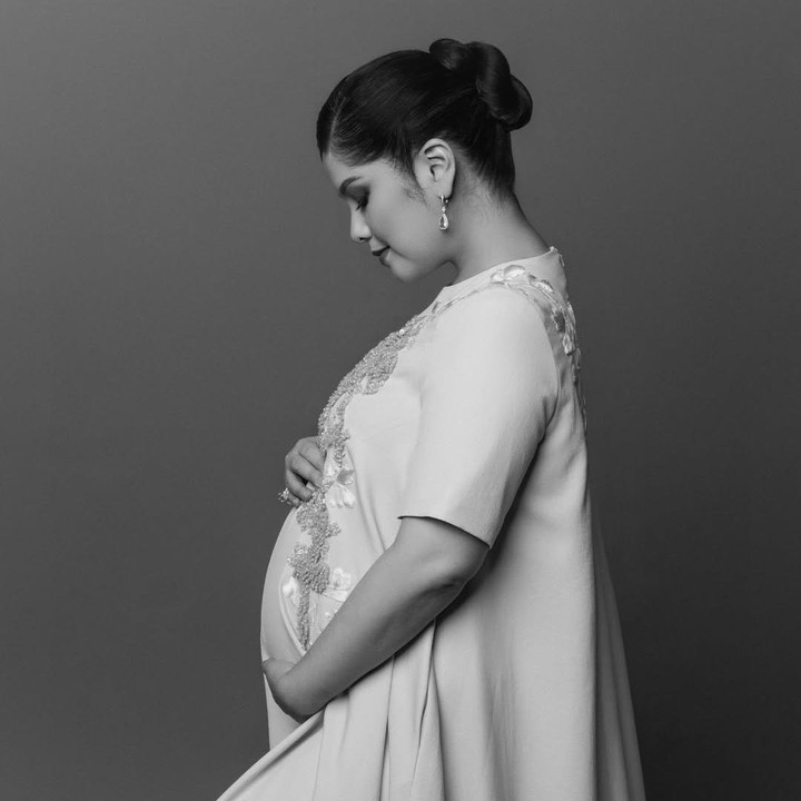 <p>Annisa mem-<em>posting maternity shoot</em> pertamanya ke publik sekaligus mengumumkan kabar kehamilan keduanya ini. Istri Agus Harimurti Yudhoyono ini tampil cantik&nbsp;memancarkan&nbsp;<em>pregnancy glowing</em> di <em>maternity shoot</em> bertema hitam putih. (Foto: Instagram @annisayudhoyono)</p>