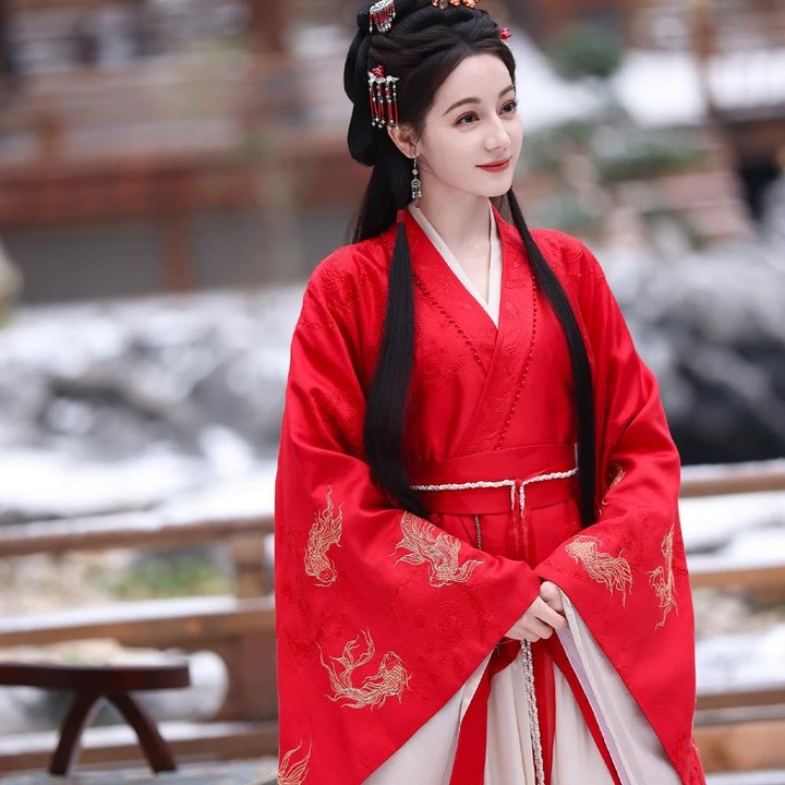 <p>Meskipun digambarkan sebagai sosok yang dingin, Dilraba kerap menunjukkan sisi lain dari karakternya. Seperti dalam potret ini, senyum manisnya terlihat sangat memikat tanpa mengurangi kesan yang kuat dari karakternya. (Foto: Instagram @official.wetv)</p>