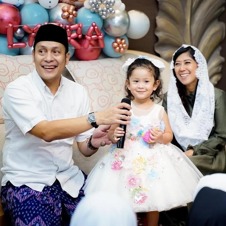 <p>Menteri Komunikasi dan Digital Republik Indonesia, Meutya Hafid, melahirkan anak pertamanya Lyora Shaqueena Ansyah pada 9 September 2022. Kehadiran Lyora menjadi kado terindah bagi Meutya dan suami Noer Fajrieansyah yang diketahui menikah pada Februari 2014 lalu. Meutya dan sang suami sempat mencoba program bayi tabung untuk mendapatkan anak. Meutya sendiri pernah gagal 10 kali dalam program bayi tabung ini. Di usia yang menginjak 44 tahun, Meutya dinyatakan hamil melalui program bayi tabung. Ia menjalani kehamilan dengan penuh hati-hati hingga akhirnya melahirkan seorang putri. (Foto: Instagram @meutya_hafid)</p>