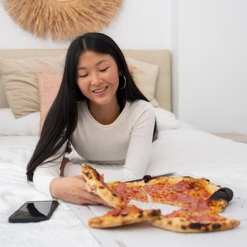 5 Ciri Kepribadian Orang yang Suka Makan di Kamar