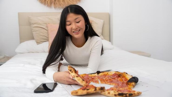 5 Ciri Kepribadian Orang yang Suka Makan di Kamar