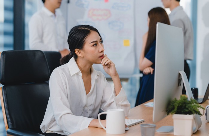 Orang yang berpikir dengan logika bisa fokus mengerjakan suatu hal dan menghasilkan pekerjaan yang terbaik./ Foto: Freepik.com/tirachardz