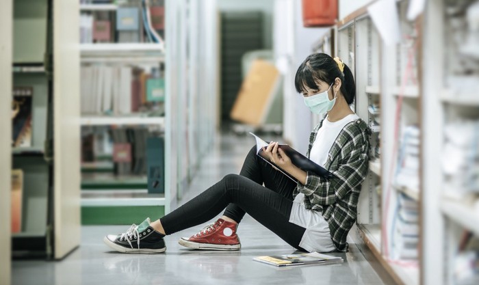 Orang yang punya kepribadian berpikir dengan logika biasanya selalu bertanya dan punya rasa ingin tahu yang besar./Foto: Freepik.com/jcomp