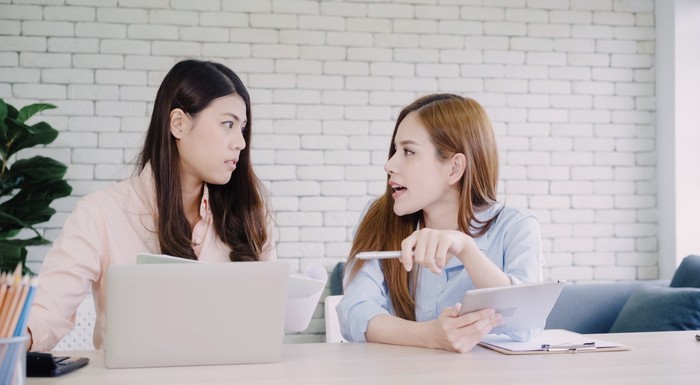 Seseorang yang berpikir dengan logika akan selalu menjaga agar logikanya tetap berlandaskan kebenaran dan tidak berubah menjadi sekadar permainan kata-kata./ Foto: Freepik.com/tirachardz