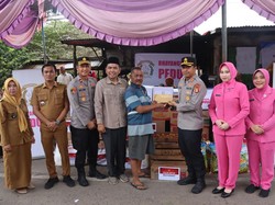 Polres Ogan Ilir dan Baznas Beri Bantuan ke Korban Kebakaran di Pamulutan