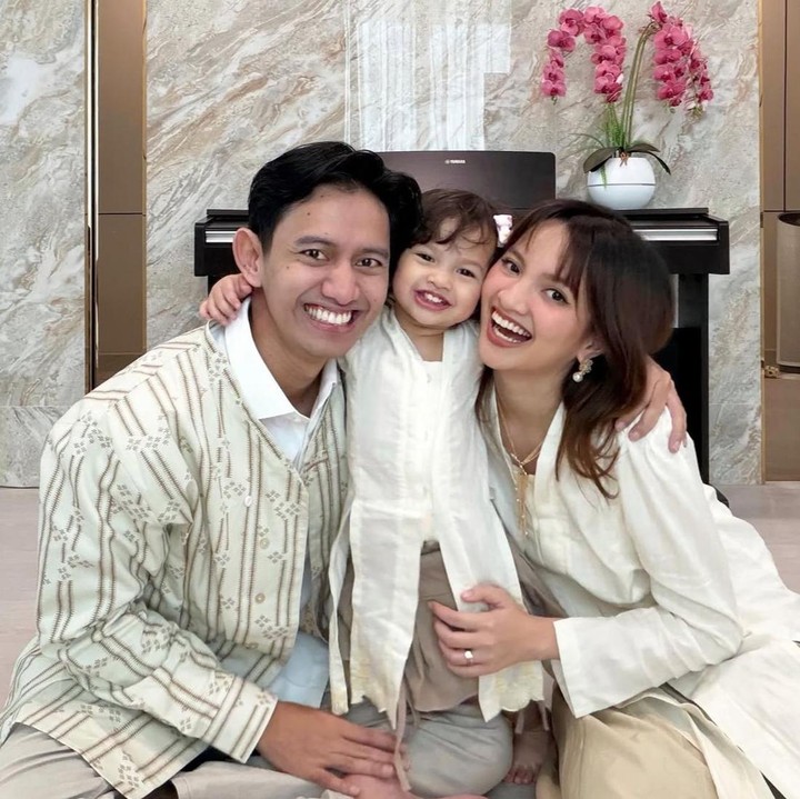 <p>Pasangan Sabrina Anggraini dan Belva Devara resmi mengikat janji suci pernikahan mereka pada 5 Maret 2022. Kebahagiaan rumah tangga keduanya kini semakin lengkap dengan kehadiran anak pertama mereka yang bernama Launa Alima Syahila Devara. (Foto: Instagram @sabrinaanggraini)</p>