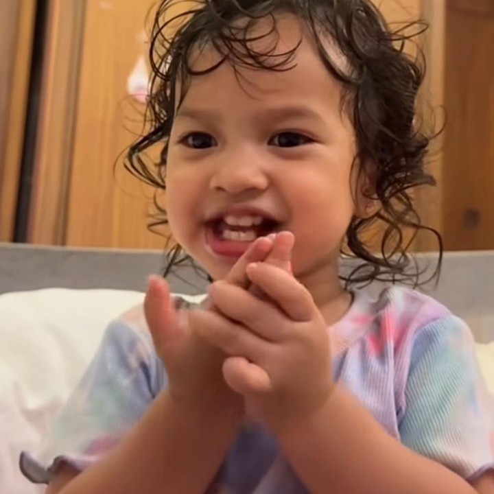 <p>Dalam unggahan baru-baru ini, Sabrina mengungkapkan rasa haru sekaligus bangga melihat sang putri yang kini sudah mulai pandai membaca doa. Meski sempat mengundang tawa karena seharusnya membaca doa sebelum tidur, Si Kecil ini justru melafalkan doa makan dengan polosnya. "Waduh tumben tumben ni pikirannya makan ajaaa. Sebagai catatan tambahan, terharu ya begitu anak kasih liat &ldquo;<em>output</em>&rdquo; dari hasil repetisi. Memang enggak ada &ldquo;<em>input</em>&rdquo; yang sia-sia meskipun anak mungkin &ldquo;belum respon&rdquo;, tapi percayalah otak mereka itu seperti <em>sponge</em> dan sangat menyerap. semangat mendampingi anak anak kita ya mak," tulis Sabrina. (Foto: Instagram @sabrinaanggraini)</p>