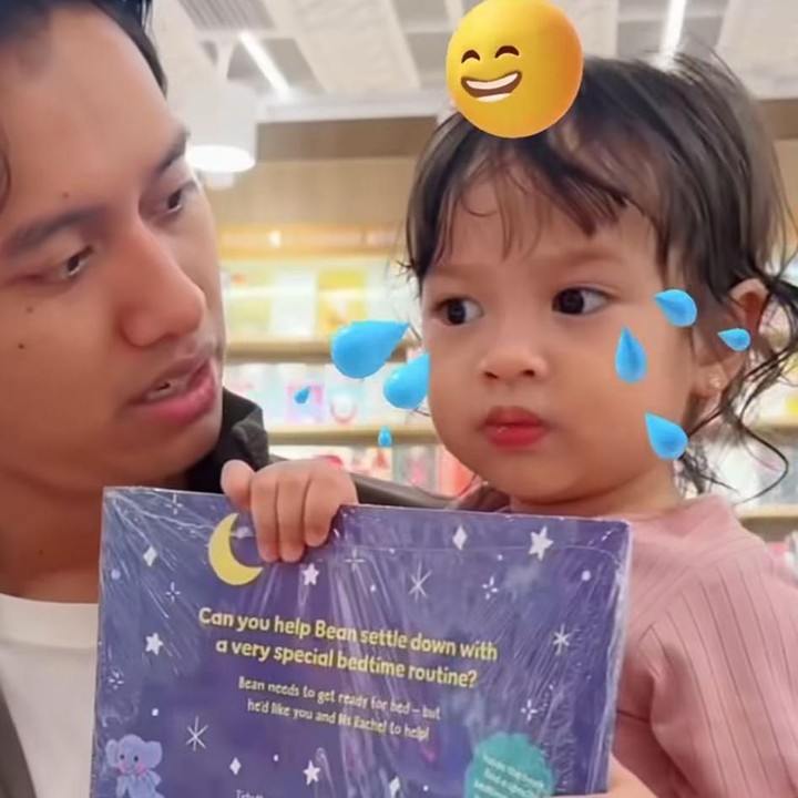 <p>Pada kesempatan lainnya, Launa terlihat menggemaskan saat menegosiasikan pilihannya ketika membeli buku bersama sang Ayah. Ia bahkan sudah bisa memilih buku yang diinginkannya sendiri nih, Bunda. "Ke toko buku sama Papa, udah negosiasi banget nihhh?" ungkap Sabrina lewat Instagram. (Foto: Instagram @sabrinaanggraini)</p>