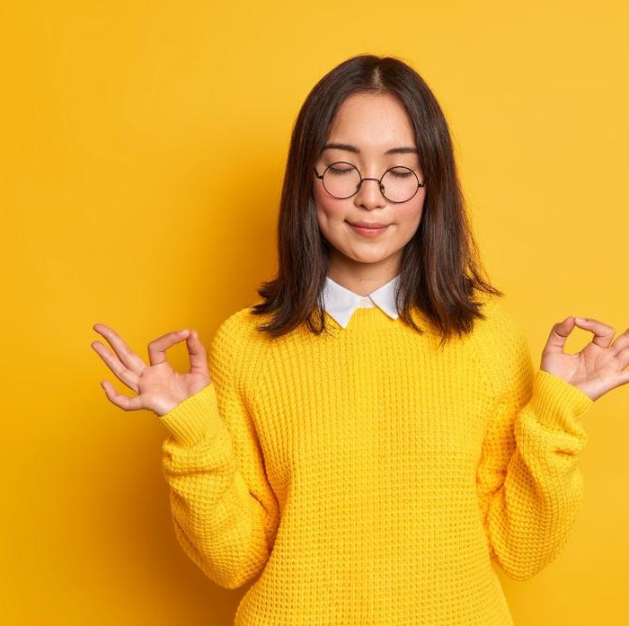 Atasi stres dengan teknik pernapasan sederhana untuk menenangkan pikiran dan menjaga fokus di tengah aktivitas.