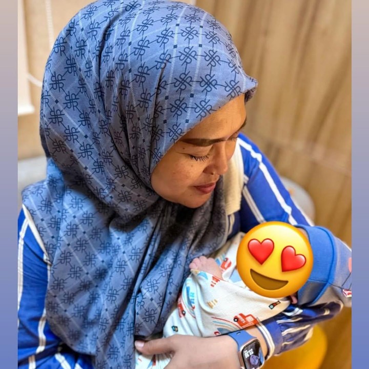 <p>Dalam unggahan di Instagram Stories, Putri menunjukkan potret seorang perempuan yang tengah menggendong putranya. Meski sudah menyampaikan kabar kelahiran anak pertamanya, Putri masih merahasiakan wajah dan nama sang putra dari publik. (Foto: Instagram @putriisnari3)</p>