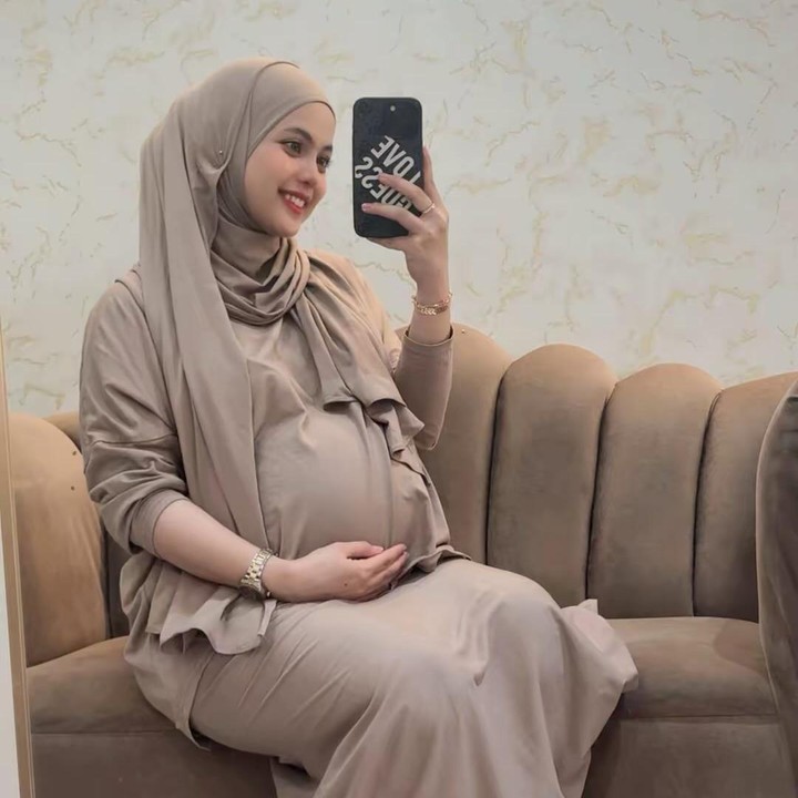 <p>Di akun media sosialnya, Putri juga mengunggah ulang <em>postingan</em> Instagram Stories teman dan kerabat yang menuliskan ucapan selamat atas kelahiran sang putra. "<em>Alhamdulillah</em> selamat yaaa atas kelahiran <em>babynyaa</em>. Lucu bgt semoga jd anak sholeh ya nak," tulis seorang kerabat. (Foto: Instagram @putriisnari3)</p>