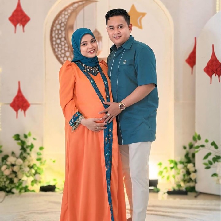 <p>Sebelum melahirkan, Putri juga sempat memposting potret <em>baby bump</em> kehamilannya yang sudah terlihat besar. Di momen perayaan Idul Fitri, perempuan kelahiran Balikpapan, Kalimantan Timur ini bahkan mengunggah potret kebersamaannya dengan sang suami. (Foto: Instagram @putriisnari3)</p>