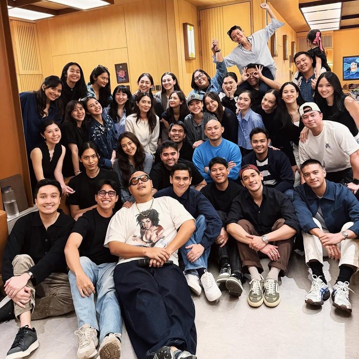 <p>Bukan hanya Sheila, ternyata para sahabat Vidi, seperti BCL, Rossa, Afgan, Aaliyah Massaid, Reza Chandika, hingga Yuki Kato, juga merayakan hari kelahirannya dengan kumpul bersama. Bahkan, beberapa ada yang hadir mengenakan pakaian warna biru favorit sang penyanyi. Momen ini dibagikan langsung oleh Reza. &ldquo;Seni mencintai,&rdquo; tulis Reza, dikutip dari laman Instagram <em>@rezachandika.&nbsp;</em>(Foto: Instagram @rezachandika)</p>