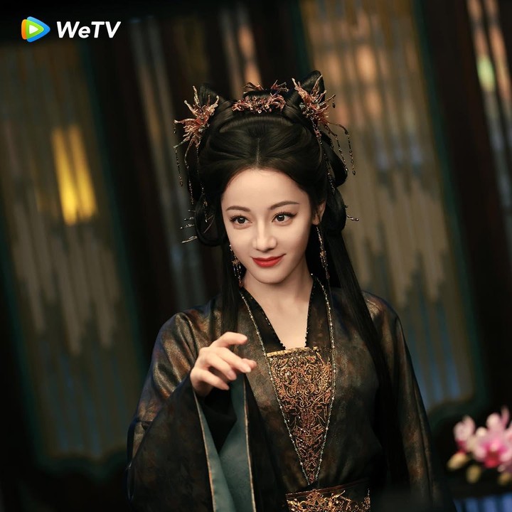 <p>Senyuman elok yang terpatri di wajah dengan balutan Hanfu hitam menambah daya pikat yang begitu memukau pada dirinya. Tak heran, banyak penggemar yang sangat mengagumi karakter Dilraba dalam <em>Love Beyond the Grave</em>, Bunda. (Foto: Instagram @official.wetv)</p>