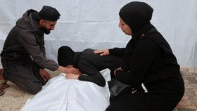 FOTO: Serangan Israel Hantam 2 Pos Polisi Gaza, 6 Orang Tewas