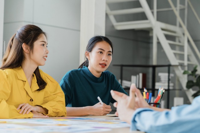 Seseorang yang bisa berpikir logis cenderung mampu mengambil keputusan yang tepat karena dapat berpikir dengan jernih./ Foto: Freepik.com/tirachardz