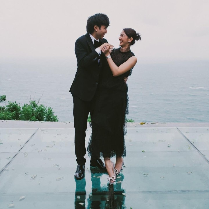 <p>Penyanyi Vidi Aldiano yang telah berpulang pada 7 Maret lalu, meninggalkan banyak kesan positif dan momen bahagia pada orang-orang terdekatnya, termasuk sang istri, Sheila Dara Aisha. (Foto: Instagram @sheiladaisha)</p>