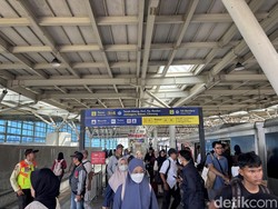 Video: KRL Anjlok di Jakarta Kota, Penumpang di Manggarai Sempat Membeludak!