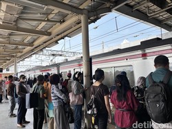 Senin Pertama Usai Libur Lebaran, Begini Suasana Stasiun Manggarai